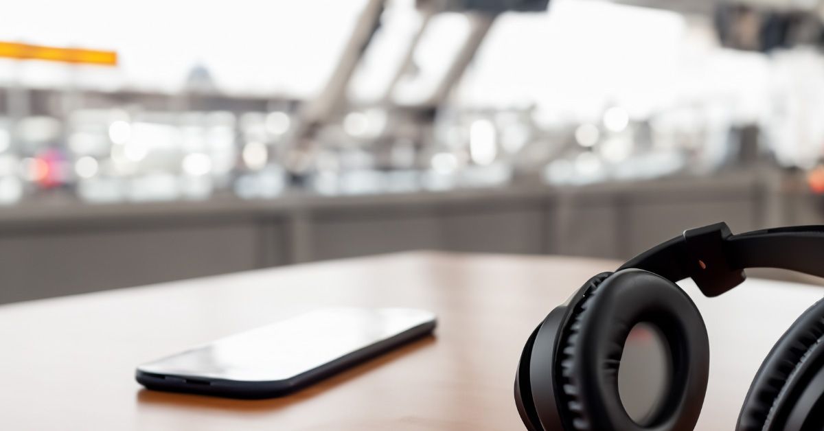 Elektronika w samolocie - zasady i wymagania dotyczące jej przewożenia